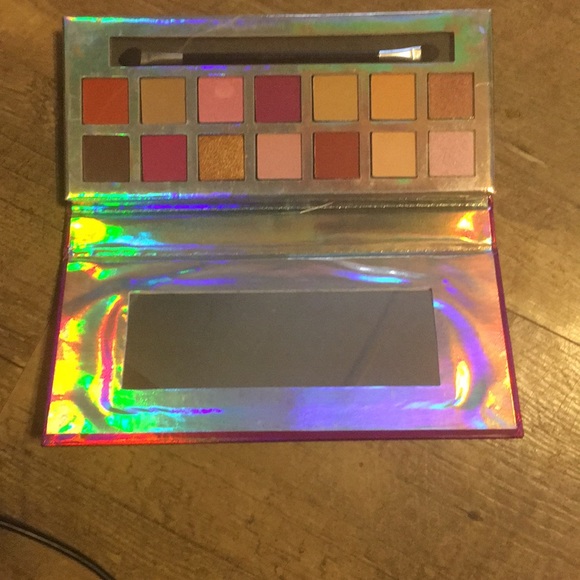 Haute pink eyeshadow palette - Picture 3 of 4